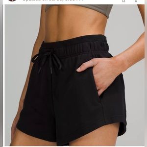 Lululemon On The Fly Short Size 6 Black